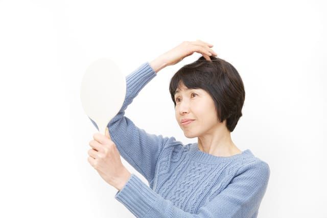 女性の髪の毛が抜ける8つの原因とおすすめの対策方法 AGAクリニックおすすめ比較ランキング